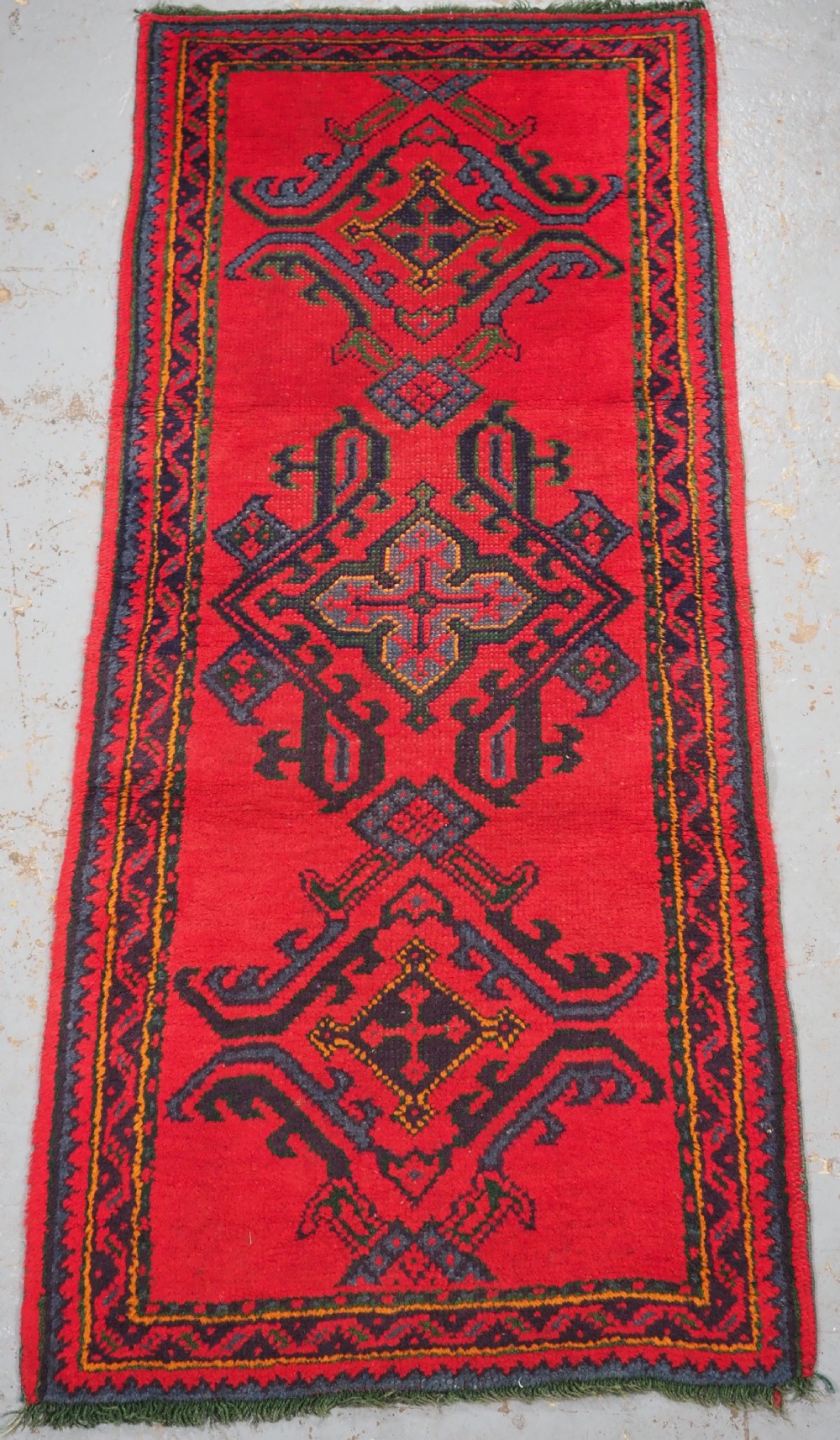 ANTIQUE TURKISH OUSHAK RUG / RUNNER OF SMALL SIZE, TRADITIONAL DESIGN, CIRCA 1920.
