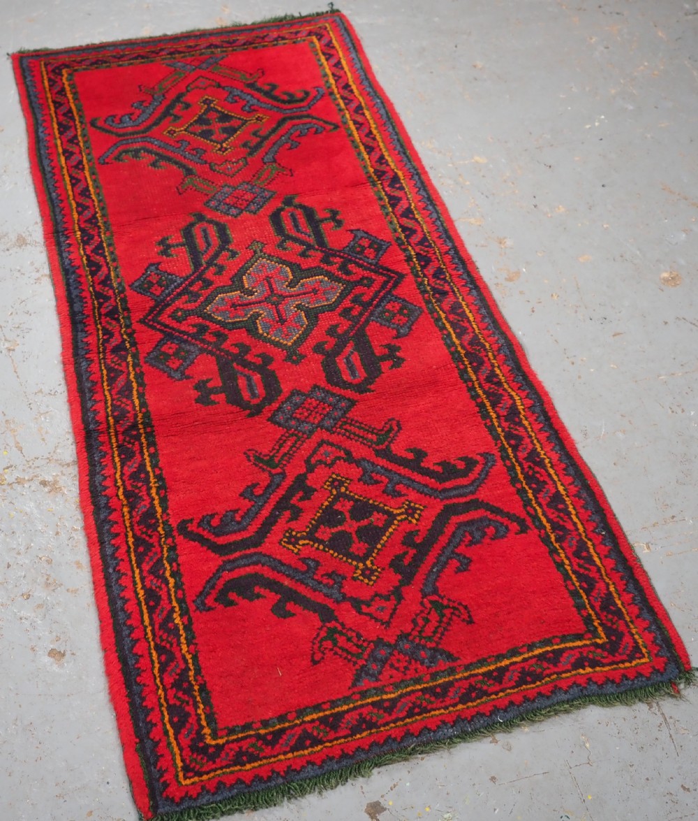 ANTIQUE TURKISH OUSHAK RUG / RUNNER OF SMALL SIZE, TRADITIONAL DESIGN, CIRCA 1920. View II
