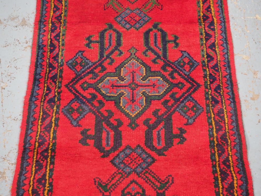 ANTIQUE TURKISH OUSHAK RUG / RUNNER OF SMALL SIZE, TRADITIONAL DESIGN, CIRCA 1920. View III