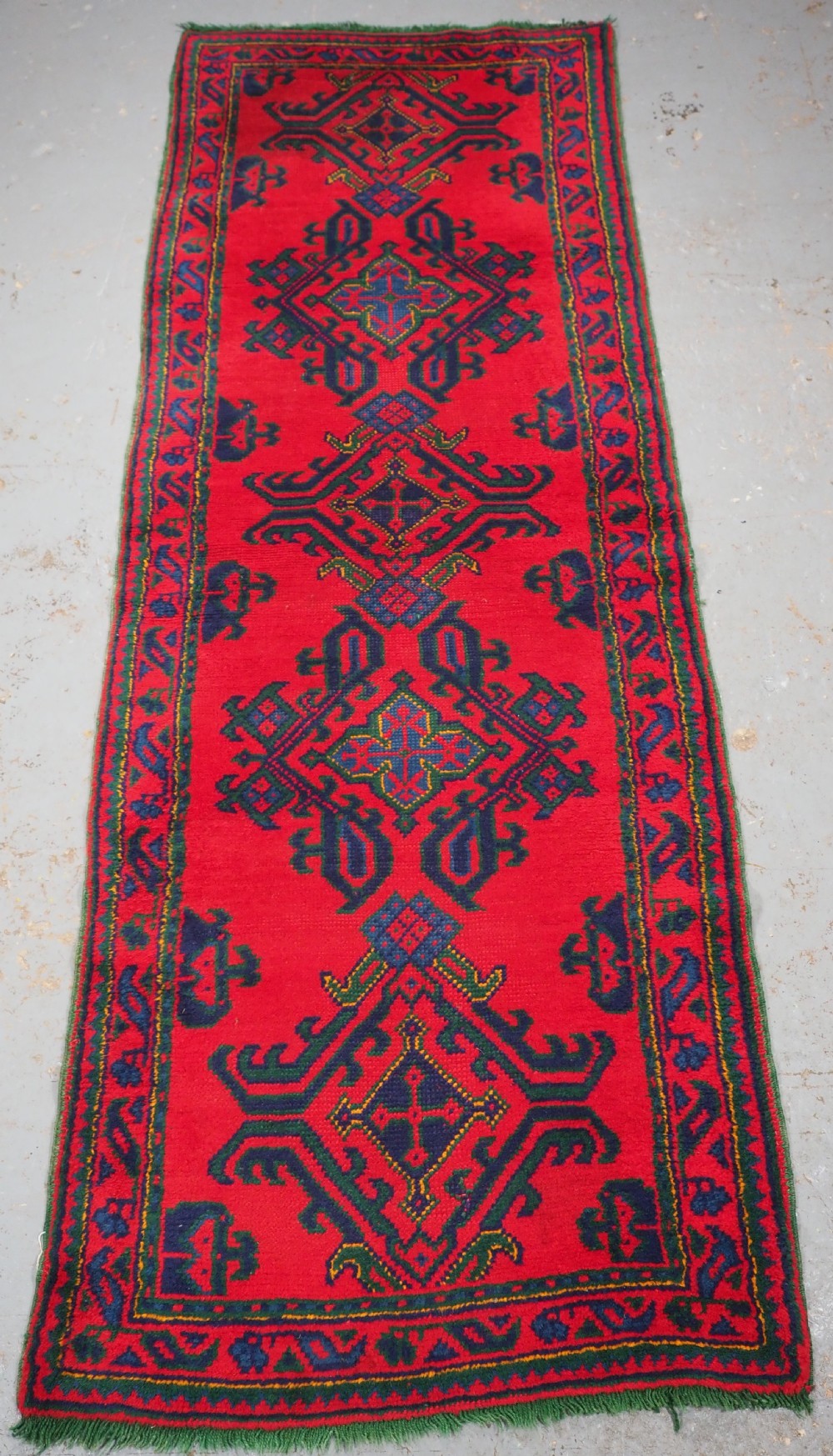 ANTIQUE TURKISH OUSHAK RUNNER OF TRADITIONAL DESIGN, CIRCA 1920.