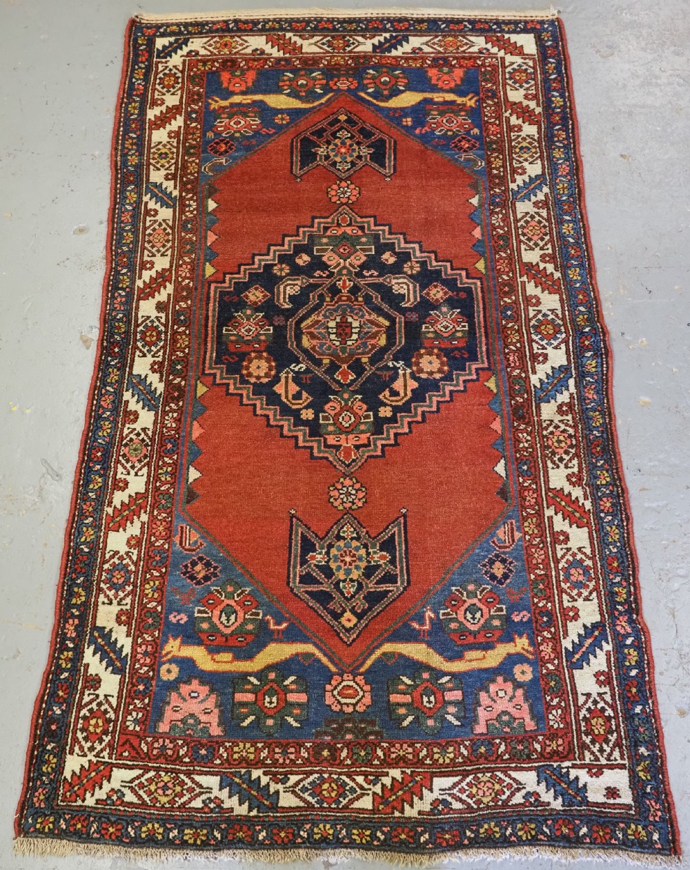ANTIQUE HAMADAN REGION VILLAGE RUG, CLASSIC BIJAR DESIGN, CIRCA 1900-20.