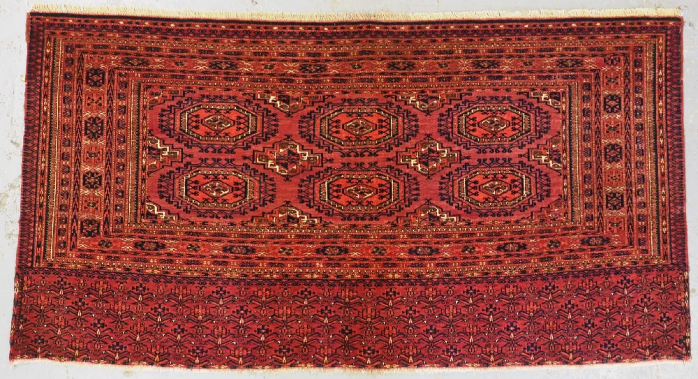 ANTIQUE TEKKE TURKMEN CHUVAL FACE WITH 'SALOR' TURRETED GULS, CIRCA 1900.