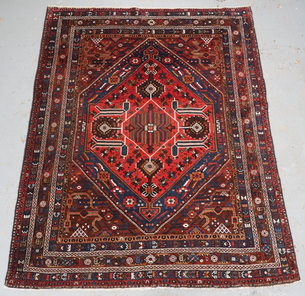 ANTIQUE KHAMSEH RUG WITH LARGE SINGLE MEDALLION, EXCELLENT CONDITION, CIRCA 1900.