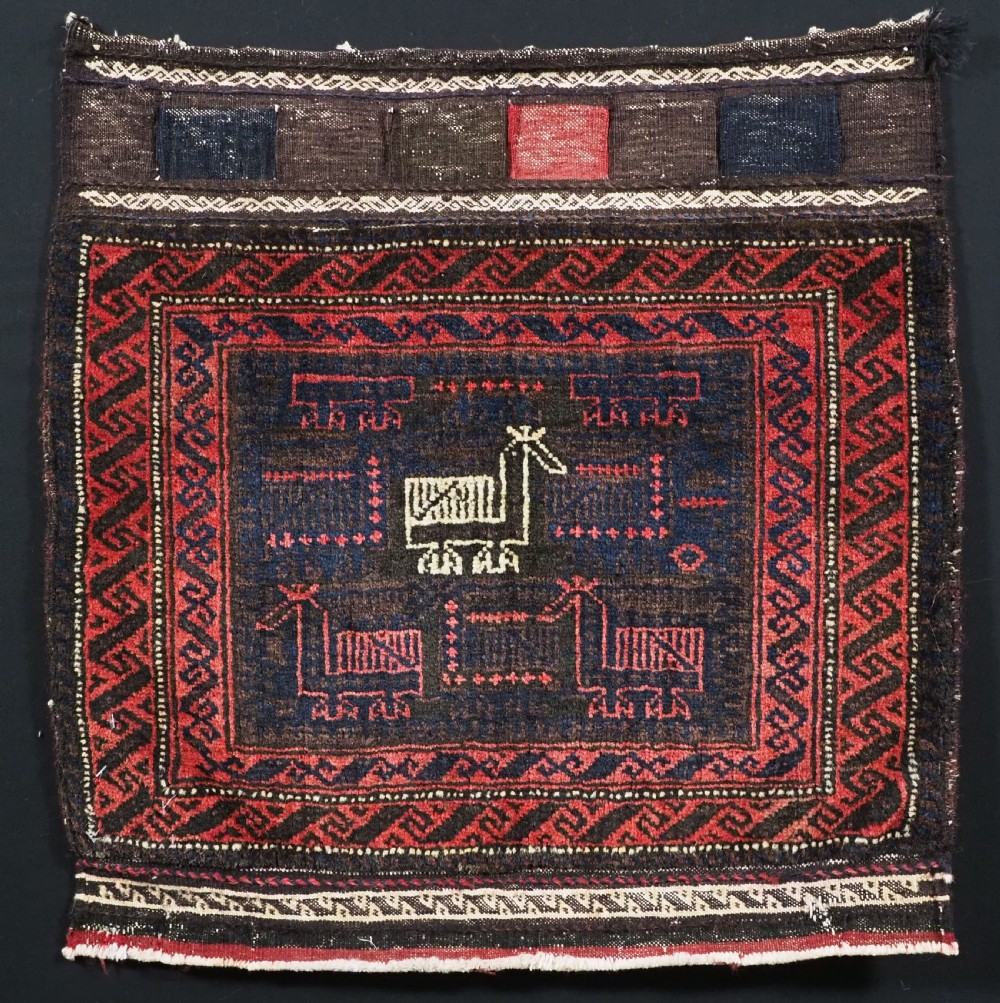 ANTIQUE BALUCH SADDLEBAG FACE WITH BIRD / COCKEREL DESIGN, CIRCA 1900.