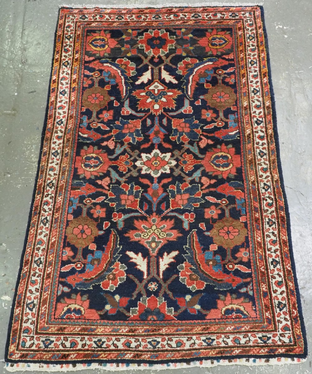 ANTIQUE MAHAL RUG WITH LARGE SCALE FLORAL DESIGN, EXCELLENT CONDITION, CIRCA 1920.