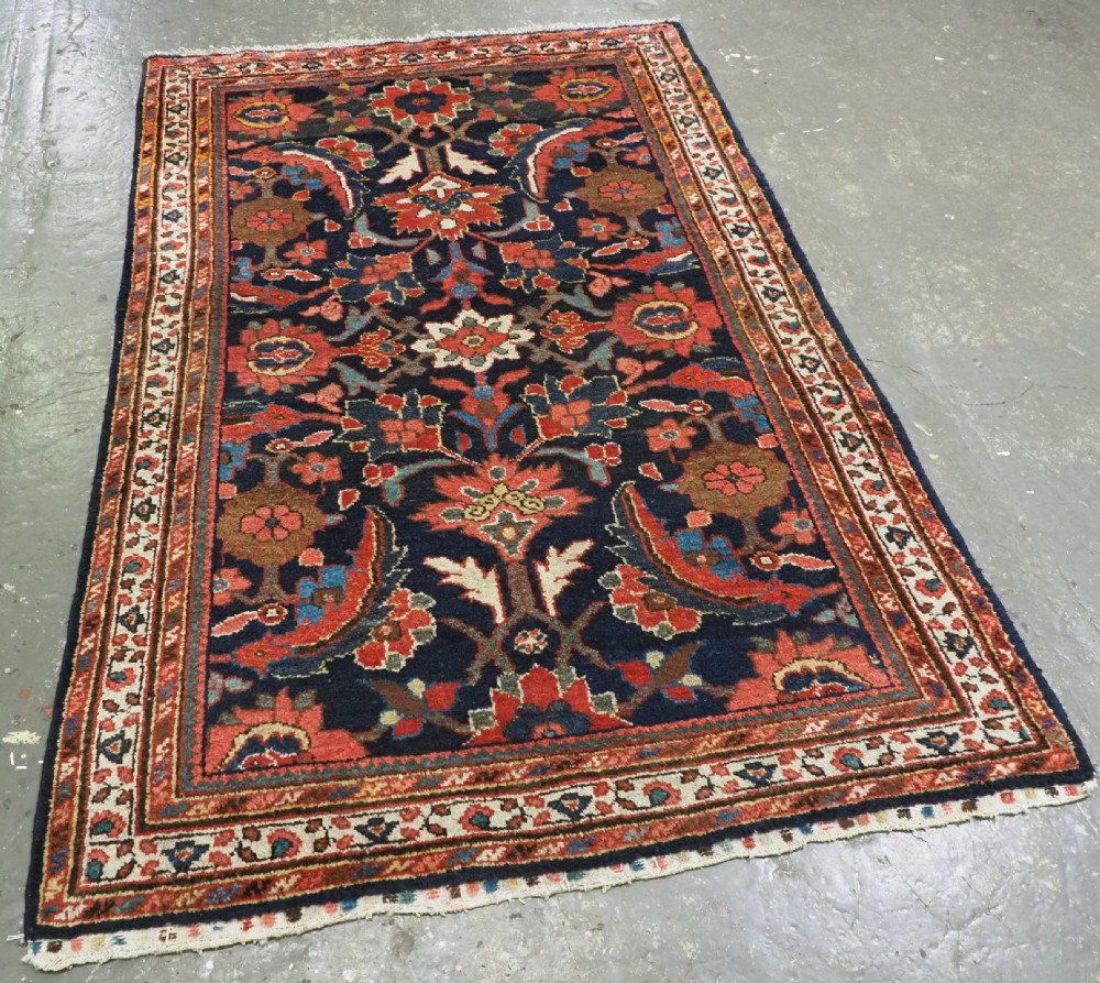 ANTIQUE MAHAL RUG WITH LARGE SCALE FLORAL DESIGN, EXCELLENT CONDITION, CIRCA 1920. View II