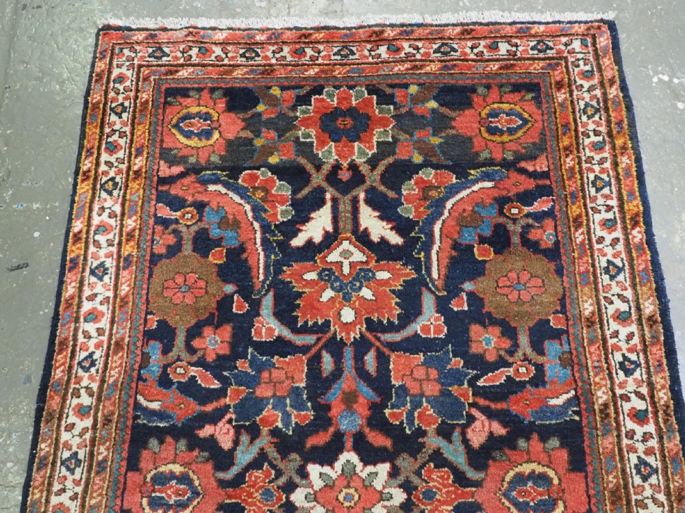 ANTIQUE MAHAL RUG WITH LARGE SCALE FLORAL DESIGN, EXCELLENT CONDITION, CIRCA 1920. View III