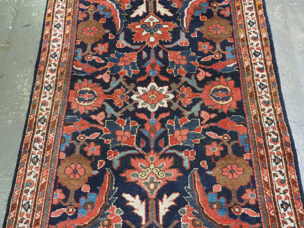 ANTIQUE MAHAL RUG WITH LARGE SCALE FLORAL DESIGN, EXCELLENT CONDITION, CIRCA 1920. View IV