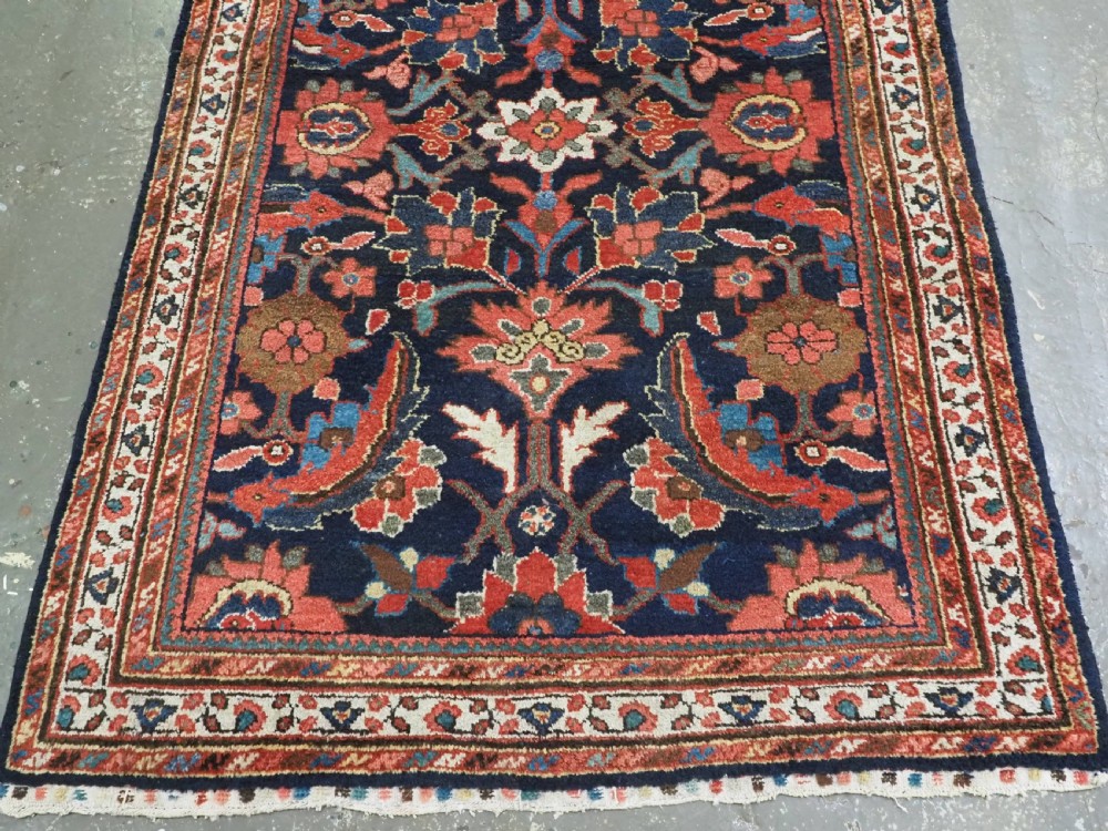ANTIQUE MAHAL RUG WITH LARGE SCALE FLORAL DESIGN, EXCELLENT CONDITION, CIRCA 1920. View V