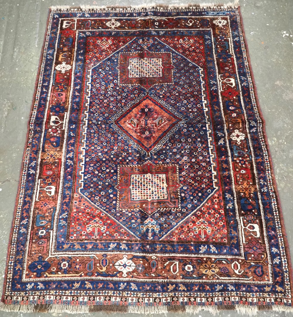ANTIQUE SHIRAZ KHAMSEH TRIBAL RUG, OUTSTANDING CONDITION, CIRCA 1920.