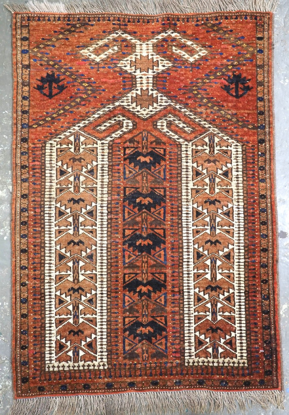 ANTIQUE AFGHAN TURKMEN PRAYER RUG WITH RAMS HORN DESIGN, CIRCA 1900.