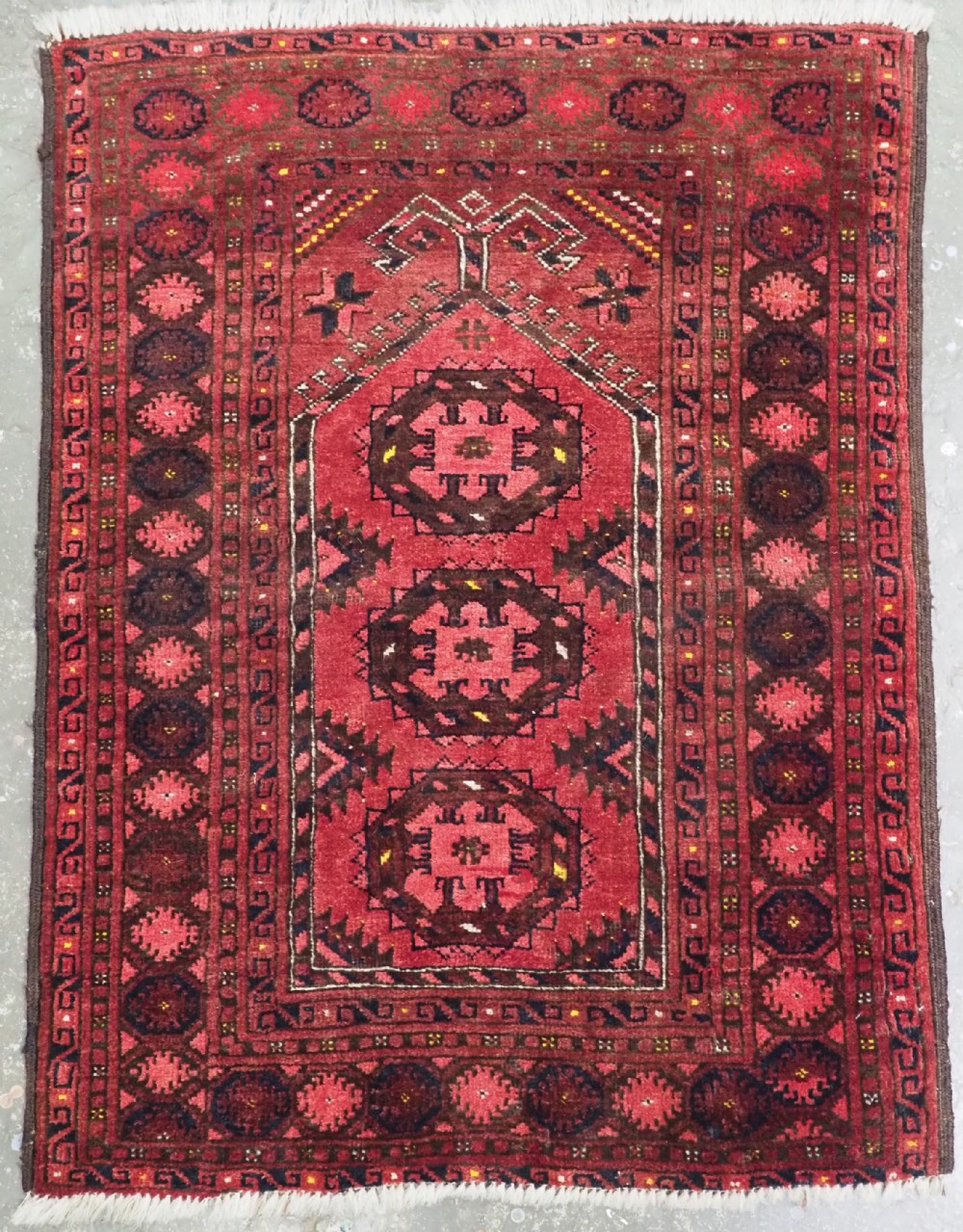 ANTIQUE AFGHAN KIZIL AYAK TURKMEN PRAYER RUG WITH RAMS HORNS, CIRCA 1900.