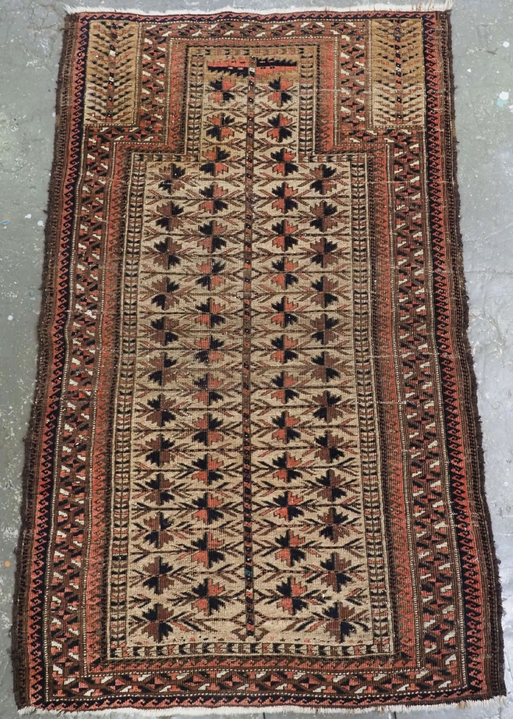 ANTIQUE BALUCH CAMEL GROUND PRAYER RUG WITH TREE OF LIFE. CIRCA 1880.