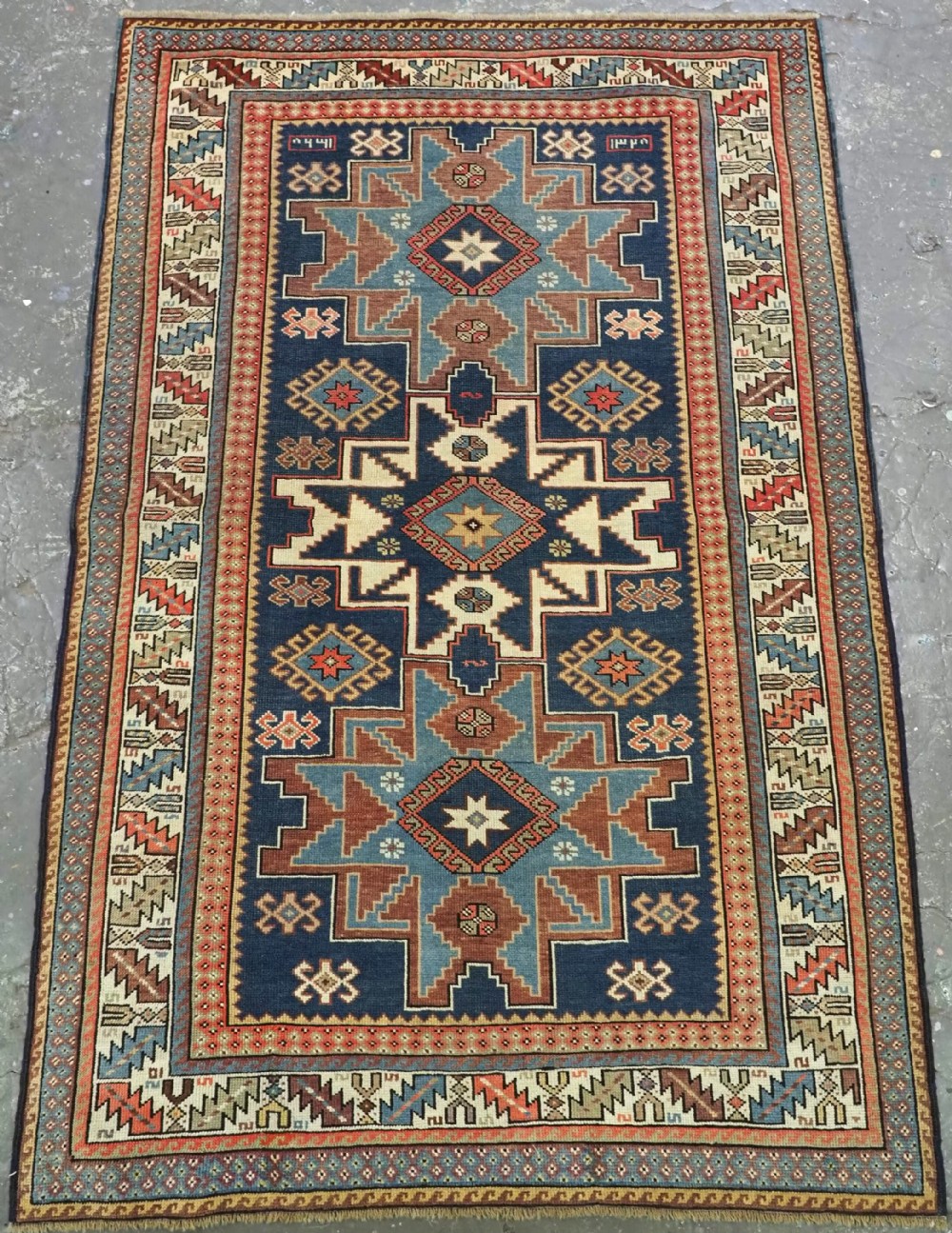 ANTIQUE CAUCASIAN LESGHI STAR DESIGN RUG, DATED 1328 / 1910.