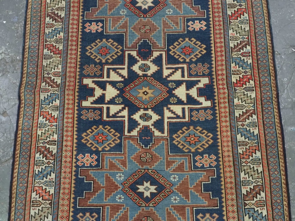 ANTIQUE CAUCASIAN LESGHI STAR DESIGN RUG, DATED 1328 / 1910. View IV