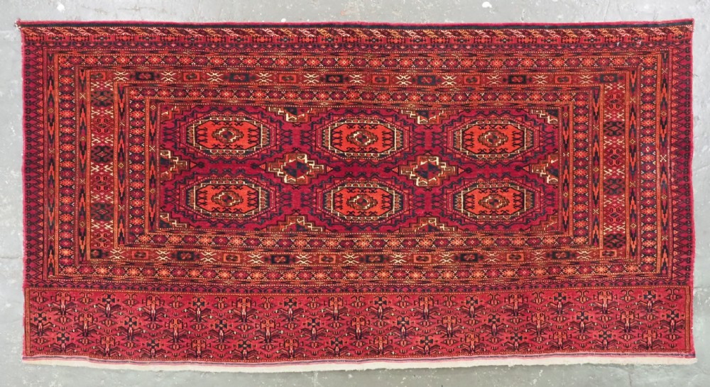 ANTIQUE TEKKE TURKMEN CHUVAL FACE WITH SIX 'SALOR' GULS, CIRCA 1890.