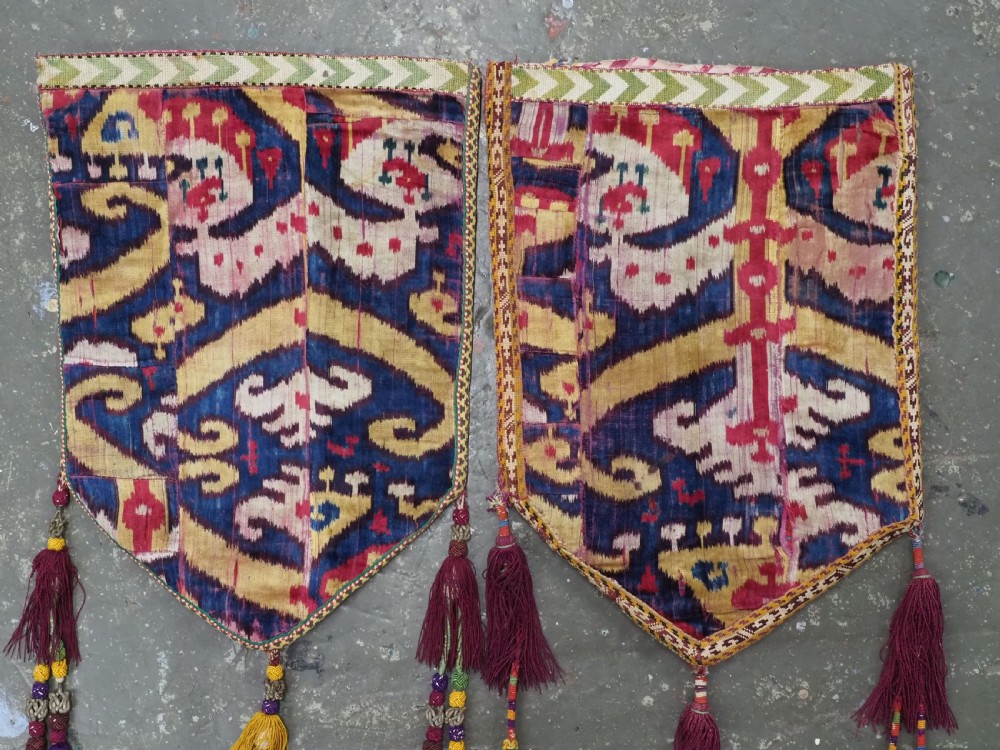 ANTIQUE UZBEK SILK VELVET IKAT UUT KAP ILGICH, CENTRAL ASIA, LATE 19TH CENTURY. View II