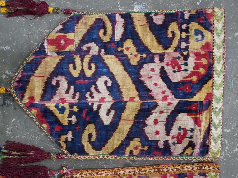 ANTIQUE UZBEK SILK VELVET IKAT UUT KAP ILGICH, CENTRAL ASIA, LATE 19TH CENTURY. View III