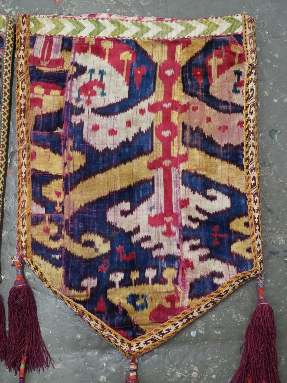 ANTIQUE UZBEK SILK VELVET IKAT UUT KAP ILGICH, CENTRAL ASIA, LATE 19TH CENTURY. View VII