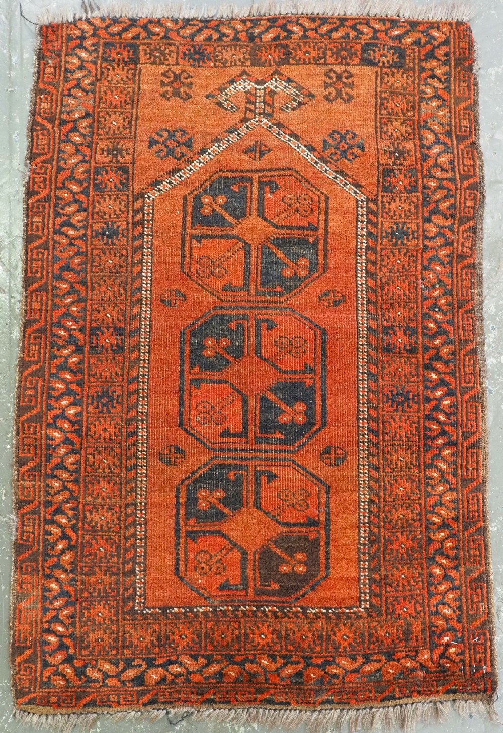 ANTIQUE AFGHAN TURKMEN PRAYER RUG WITH RAMS HORN MIHRAB, CIRCA 1900.