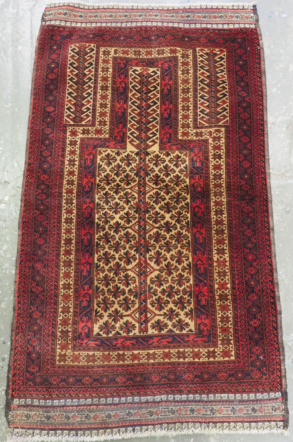 ANTIQUE AFGHAN BALUCH PRAYER RUG WITH TREE OF LIFE, CIRCA 1920.