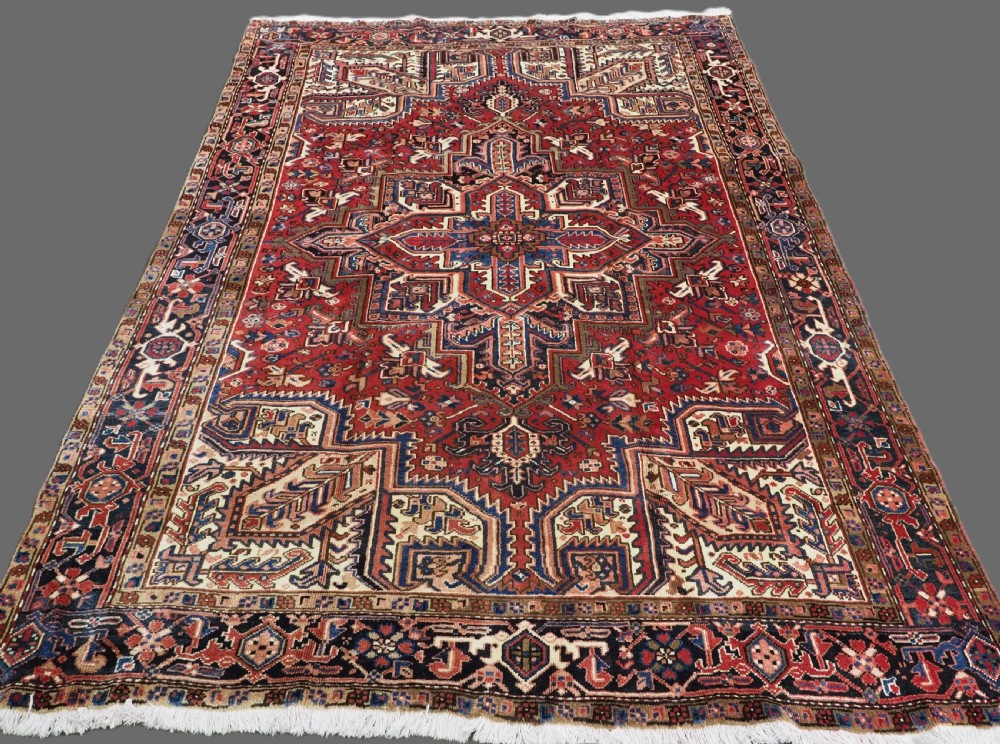 ANTIQUE HERIZ CARPET OF TRADITIONAL MEDALLION DESIGN, FULL PILE, CIRCA 1920/30.