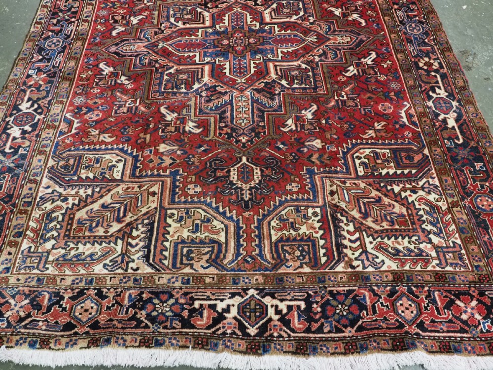 ANTIQUE HERIZ CARPET OF TRADITIONAL MEDALLION DESIGN, FULL PILE, CIRCA 1920/30. View V