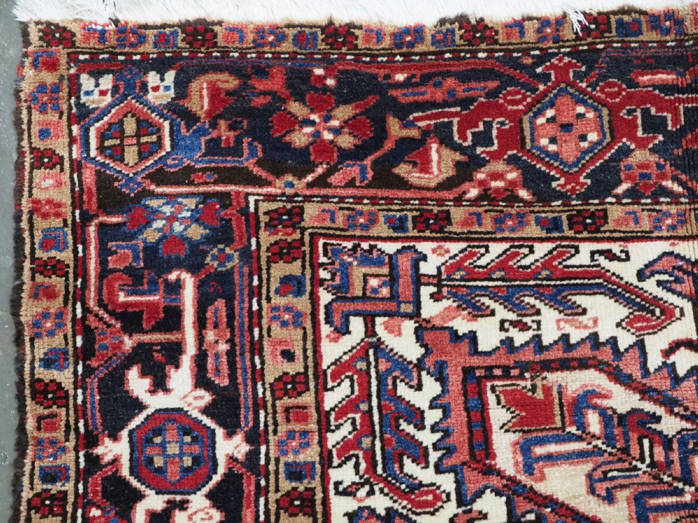 ANTIQUE HERIZ CARPET OF TRADITIONAL MEDALLION DESIGN, FULL PILE, CIRCA 1920/30. View VI