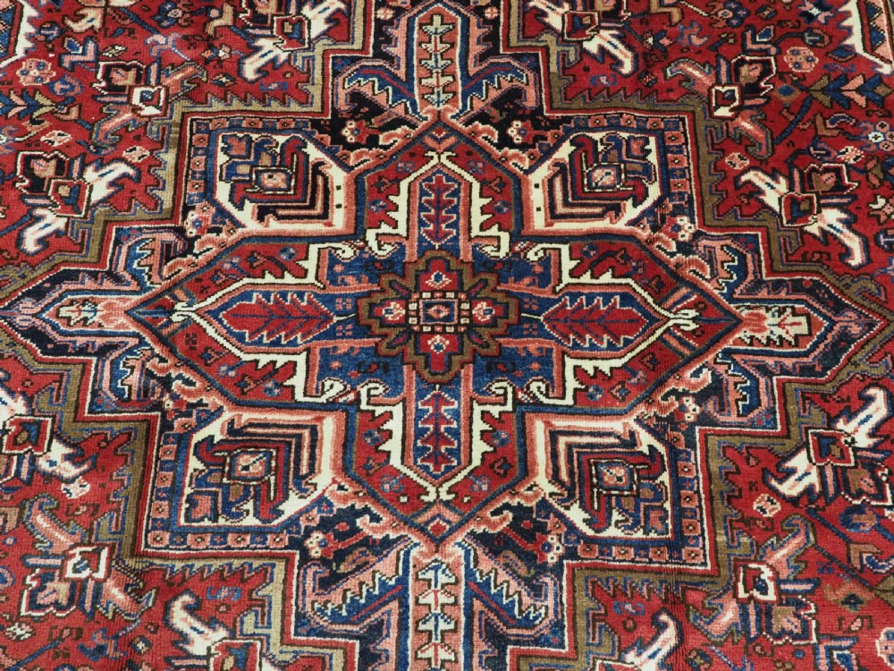 ANTIQUE HERIZ CARPET OF TRADITIONAL MEDALLION DESIGN, FULL PILE, CIRCA 1920/30. View X