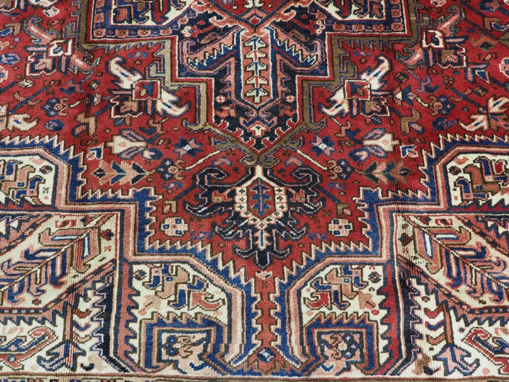 ANTIQUE HERIZ CARPET OF TRADITIONAL MEDALLION DESIGN, FULL PILE, CIRCA 1920/30. View XI