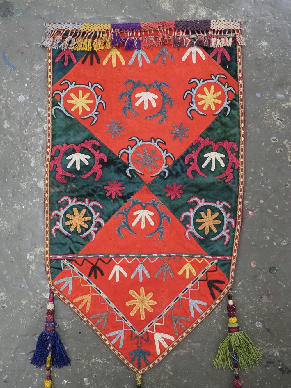 ANTIQUE UZBEK LAKAI TRIBE 'UUT KAP ILGICH' TALISMANIC SHIELD, GREEN VELVET, CIRCA 1900. View II