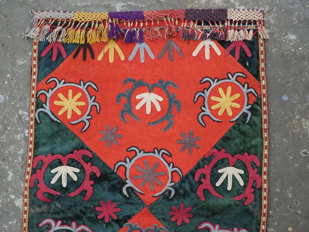 ANTIQUE UZBEK LAKAI TRIBE 'UUT KAP ILGICH' TALISMANIC SHIELD, GREEN VELVET, CIRCA 1900. View III