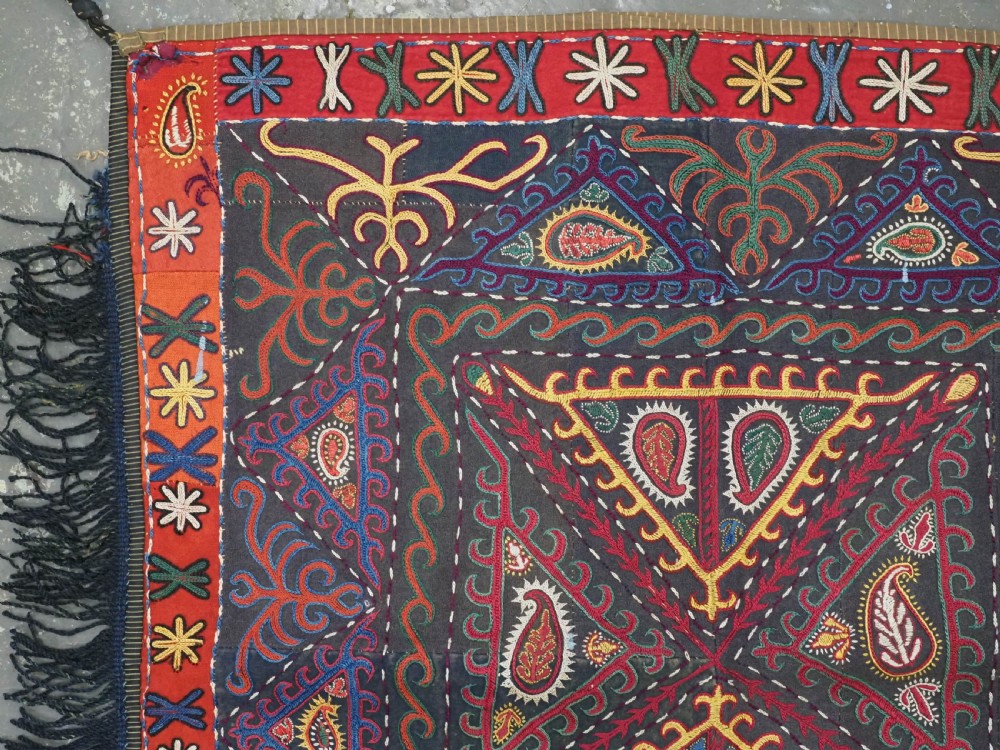 ANTIQUE KYRGYZ EMBROIDERED 'ILGICH' DECORATIVE WALL HANGING, CIRCA 1900. View II