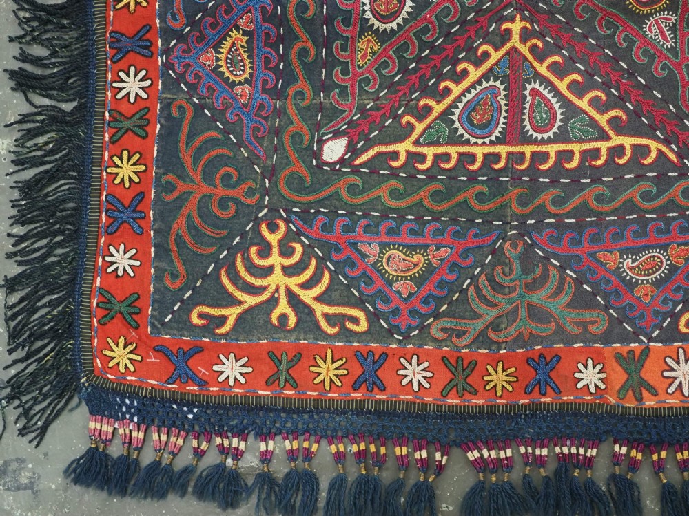 ANTIQUE KYRGYZ EMBROIDERED 'ILGICH' DECORATIVE WALL HANGING, CIRCA 1900. View III