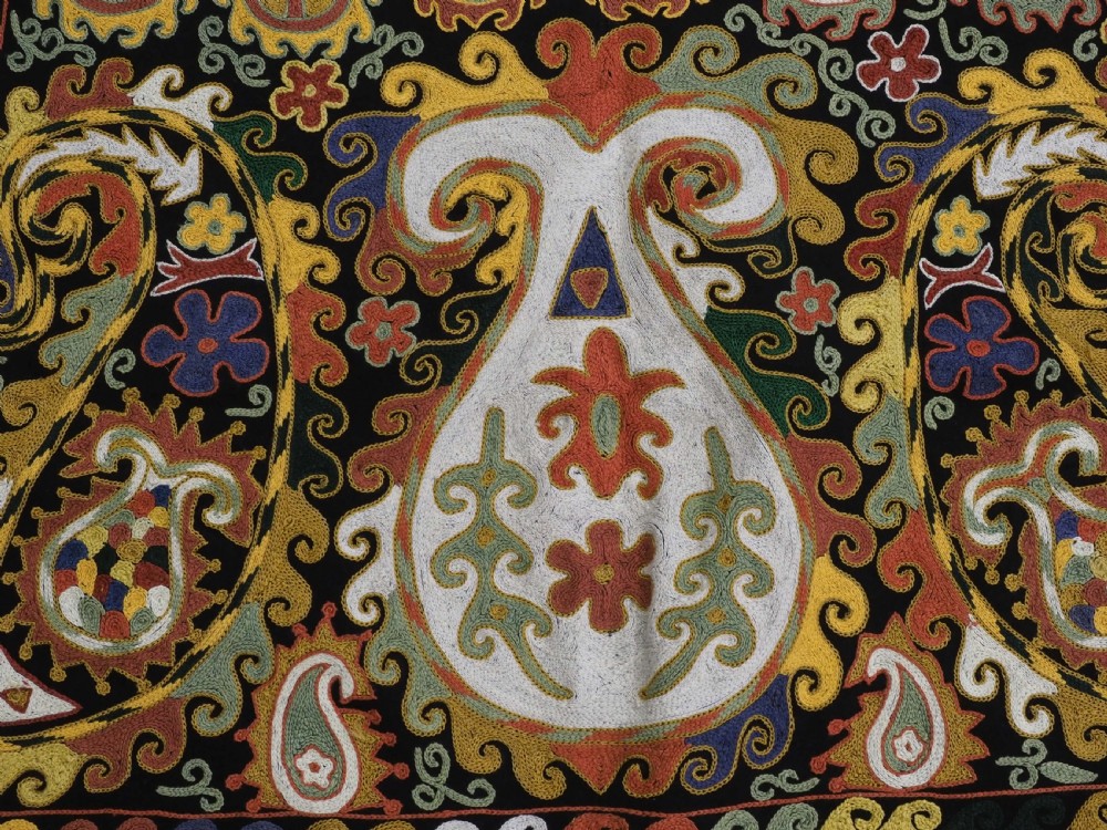 ANTIQUE EMBROIDERED CEREMONIAL HORSE / SADDLE COVER BY THE LAKAI TRIBE, UZBEKISTAN, CIRCA 1920. View VI
