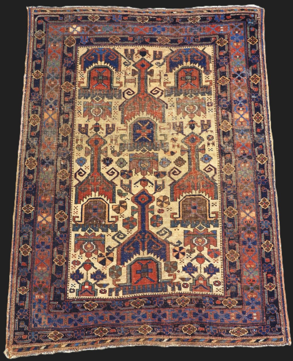 ANTIQUE AFSHAR NERIZ RUG WITH SHIELD DESIGN OF EARLY DATE, 2ND HALF 19TH CENTURY.