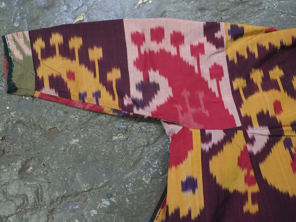 ANTIQUE UZBEK SILK IKAT GENTLEMANS COAT 'KHALAT' BUKHARA REGION, CIRCA 1880. View II