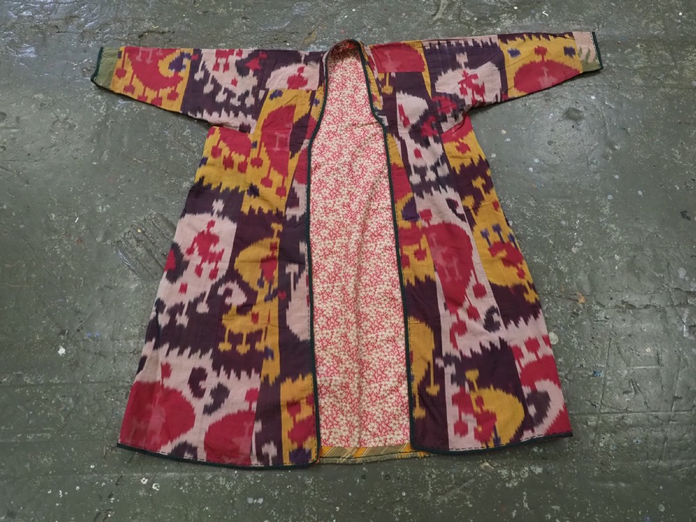 ANTIQUE UZBEK SILK IKAT GENTLEMANS COAT 'KHALAT' BUKHARA REGION, CIRCA 1880. View VIII