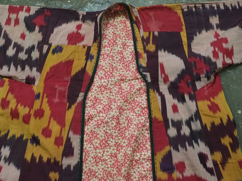 ANTIQUE UZBEK SILK IKAT GENTLEMANS COAT 'KHALAT' BUKHARA REGION, CIRCA 1880. View X