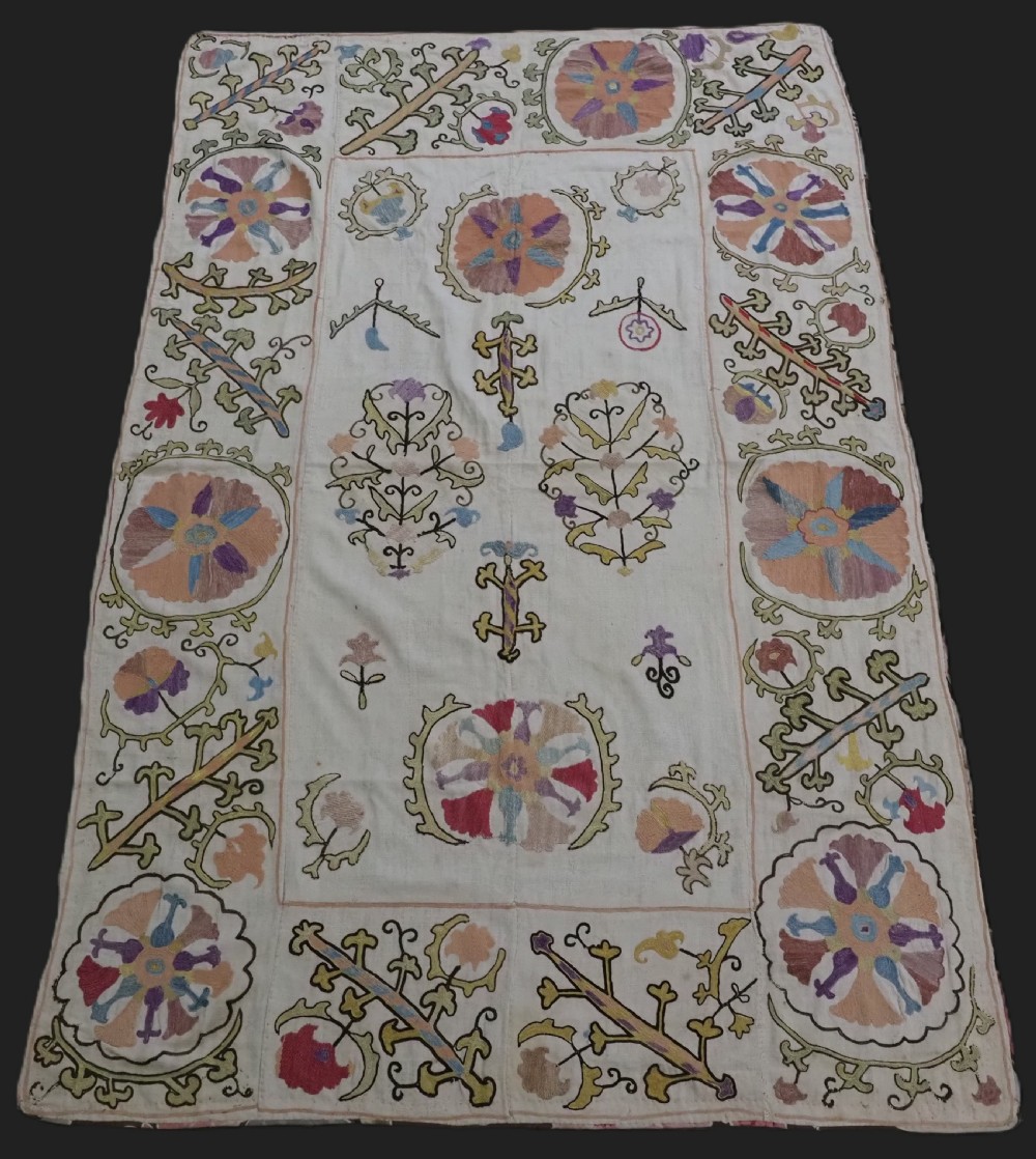 ANTIQUE UZBEK SUZANI, BUKHARA REGION, SILK TAMBOUR WORK ON LINEN, CIRCA 1920.