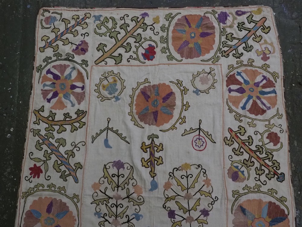 ANTIQUE UZBEK SUZANI, BUKHARA REGION, SILK TAMBOUR WORK ON LINEN, CIRCA 1920. View II