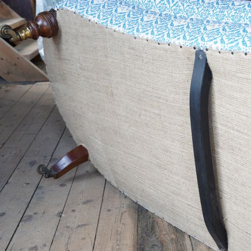 HOWARD AND SONS KIDNEY SHAPED SOFA - ADDITIONAL PHOTO 5