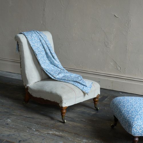 A PAIR OF HOWARD AND SONS SLIPPER CHAIRS DEEP SEATED - ADDITIONAL PHOTO 1