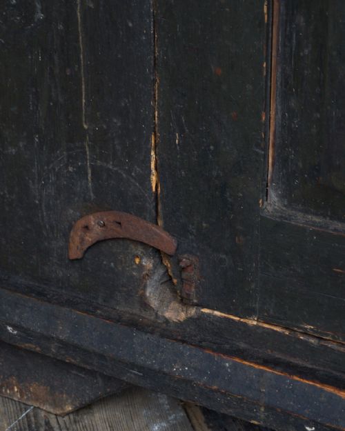 A PAINTED PINE 'BREAD CHEESE' CUPBOARD - ADDITIONAL PHOTO 10