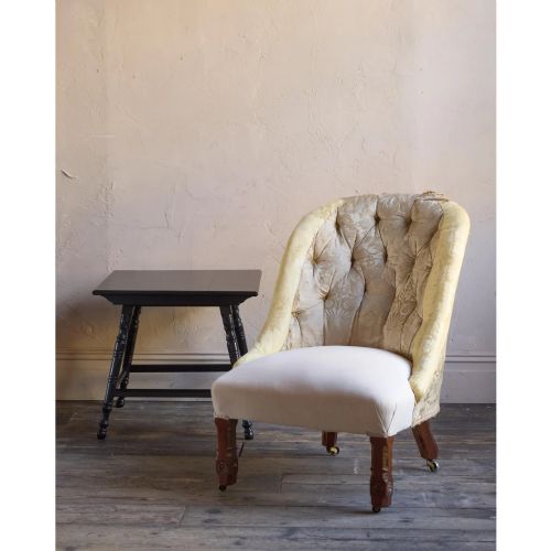 AESTHETIC BEDROOM CHAIR WITH LARGE PROPORTIONS