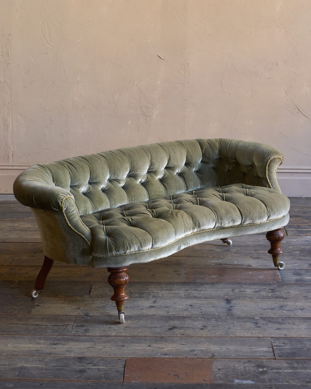 Antique Kidney Sofa - Green Velvet
