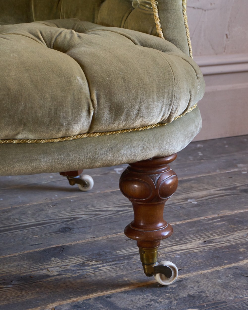 Antique Kidney Sofa - Green Velvet
 View VIII