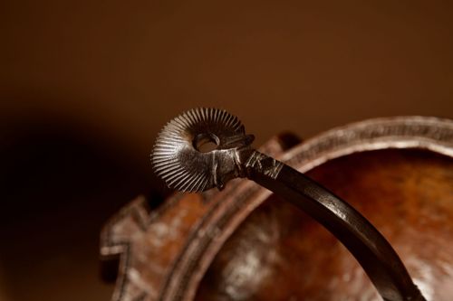 COCONUT SCRAPER SOUTH INDIA 19TH CENTURY - ADDITIONAL PHOTO 5