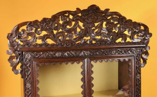 A RARE CARVED HARDWOOD SMALL ANGLO INDIAN DISPLAY CABINET 19TH CENTURY - ADDITIONAL PHOTO 3