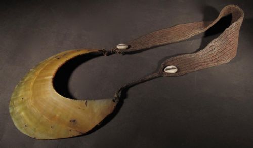 AN OLD PAPUA NEW GUINEA TRIBAL KINA MOTHER OF PEARL SHELL NECKLACE - ADDITIONAL PHOTO 1